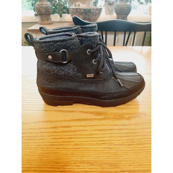 UGG Australia Event all weather boots. - Picture 3 of 5